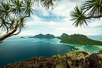 Paisagem de ilha tropical com vista para uma baía serena