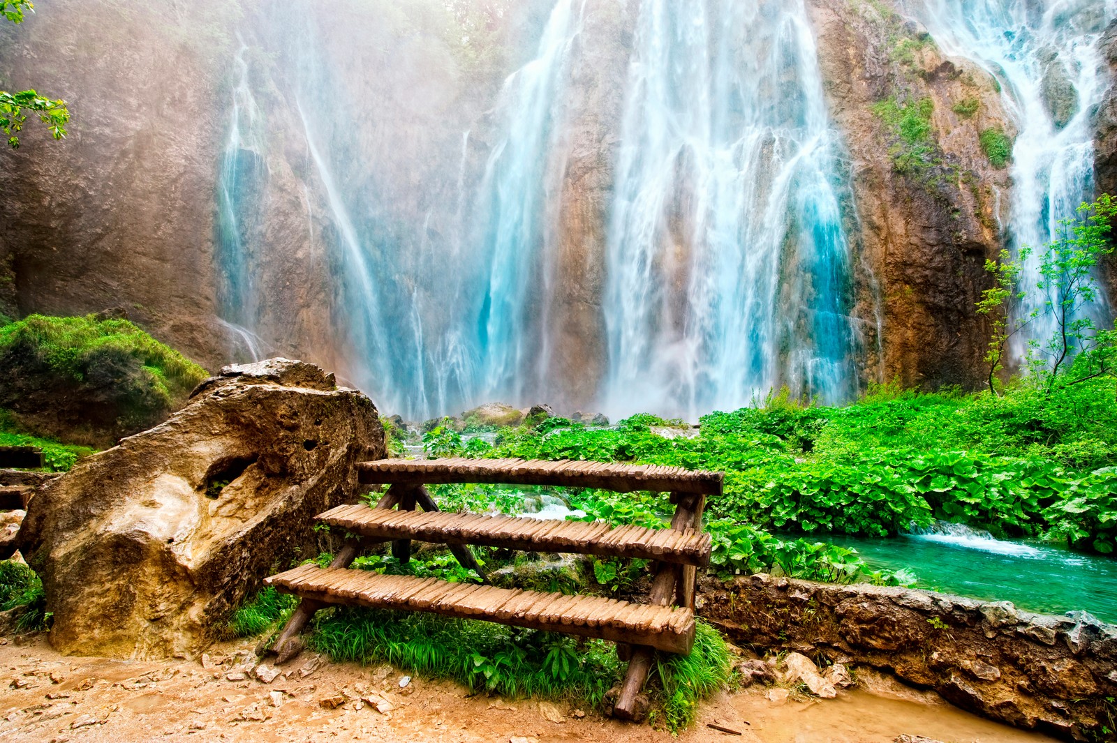 Cascada con un banco frente a ella y una cascada de fondo (cascada, naturaleza, cuerpo de agua, recursos hídricos, reserva natural)