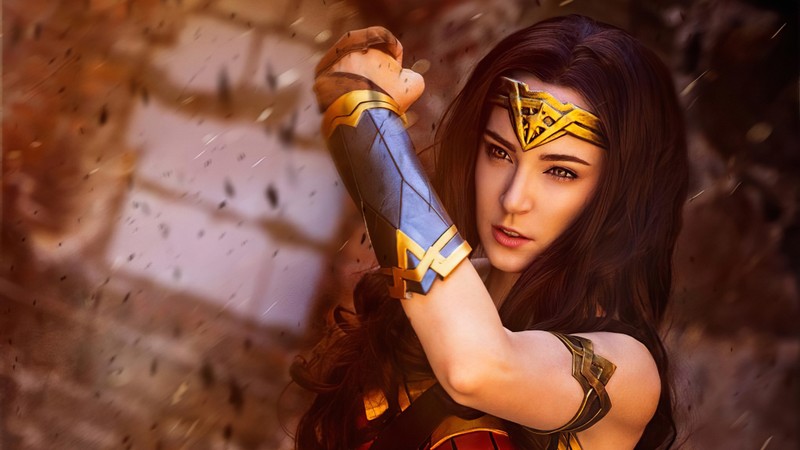 Жінка в костюмі з мечем (чудо женщина, wonder woman, косплей, cosplay, супергерой)