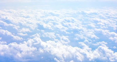 Nuvens cumulus brilhantes durante o dia sob um céu ensolarado