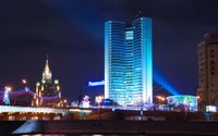 Beleuchtete Skyline der Moskwa mit ikonischer Architektur und lebhaftem Stadtleben bei Nacht.