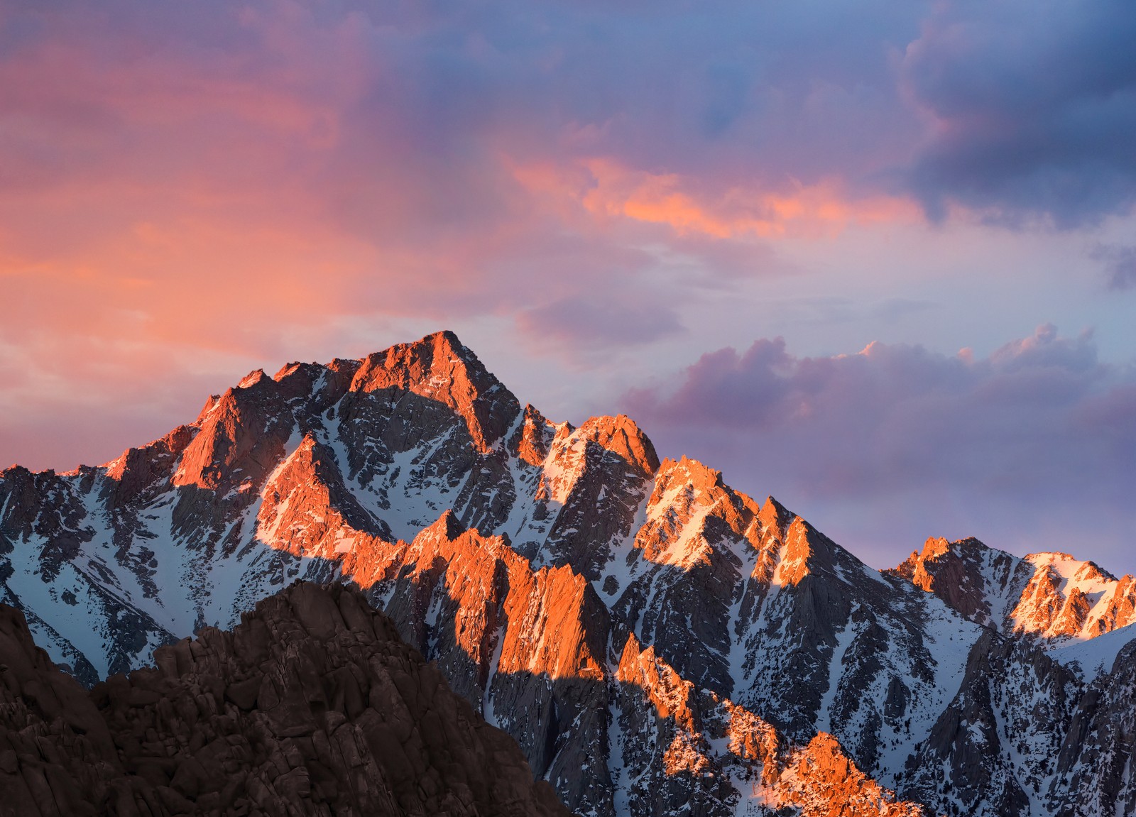 Um close de uma montanha com um pôr do sol ao fundo (macos sierra, montanha, pico, por do sol, anoitecer)