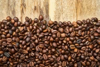 Rica variedad de granos de café tostados sobre superficie de madera