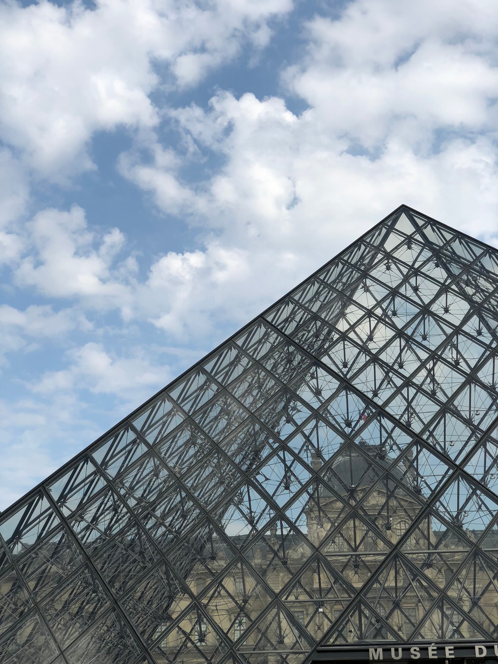 Vista árabe de una pirámide de vidrio con un reloj en la parte superior (louvre, día, nube, arquitectura, cúmulo)