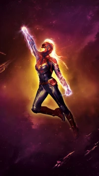 Carol Danvers schwebt durch eine kosmische Landschaft, verkörpert Stärke und Entschlossenheit, beleuchtet von elektrischen Blau- und lebhaften Farbtönen, die ihre Rolle im Marvel Cinematic Universe repräsentieren.