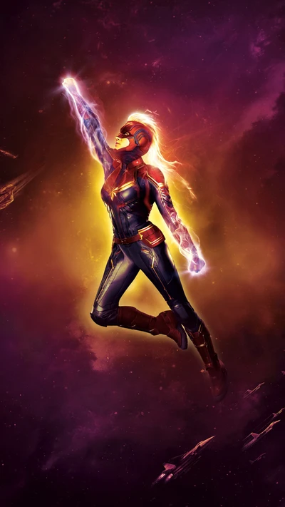 Carol Danvers voa através de uma paisagem cósmica, incorporando força e determinação, iluminada por azuis elétricos e tons vibrantes, representando seu papel no Universo Cinemático Marvel.