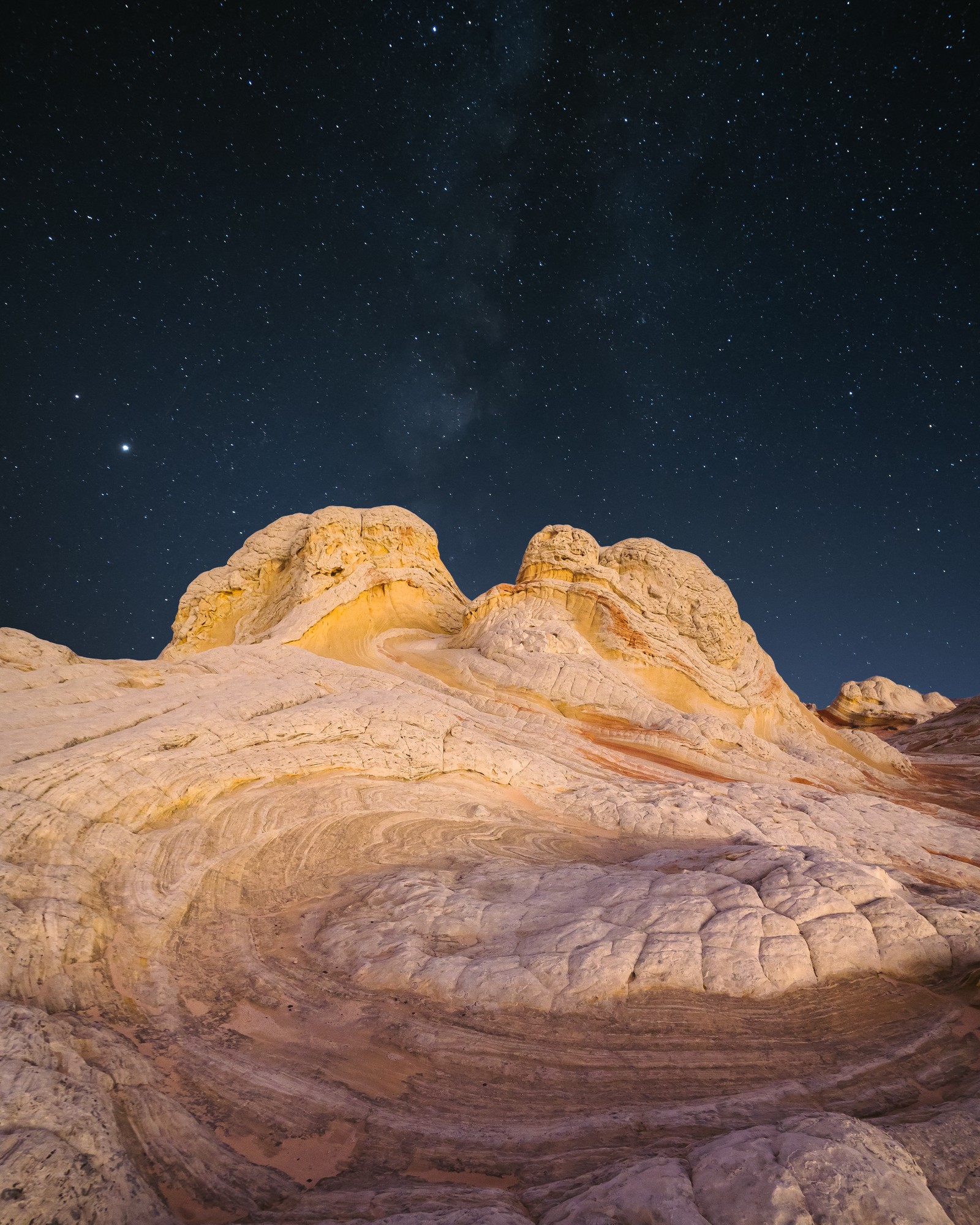 Jirafas en el desierto bajo un cielo estrellado (roca, desierto, noche, cielo estrellado, naturaleza)