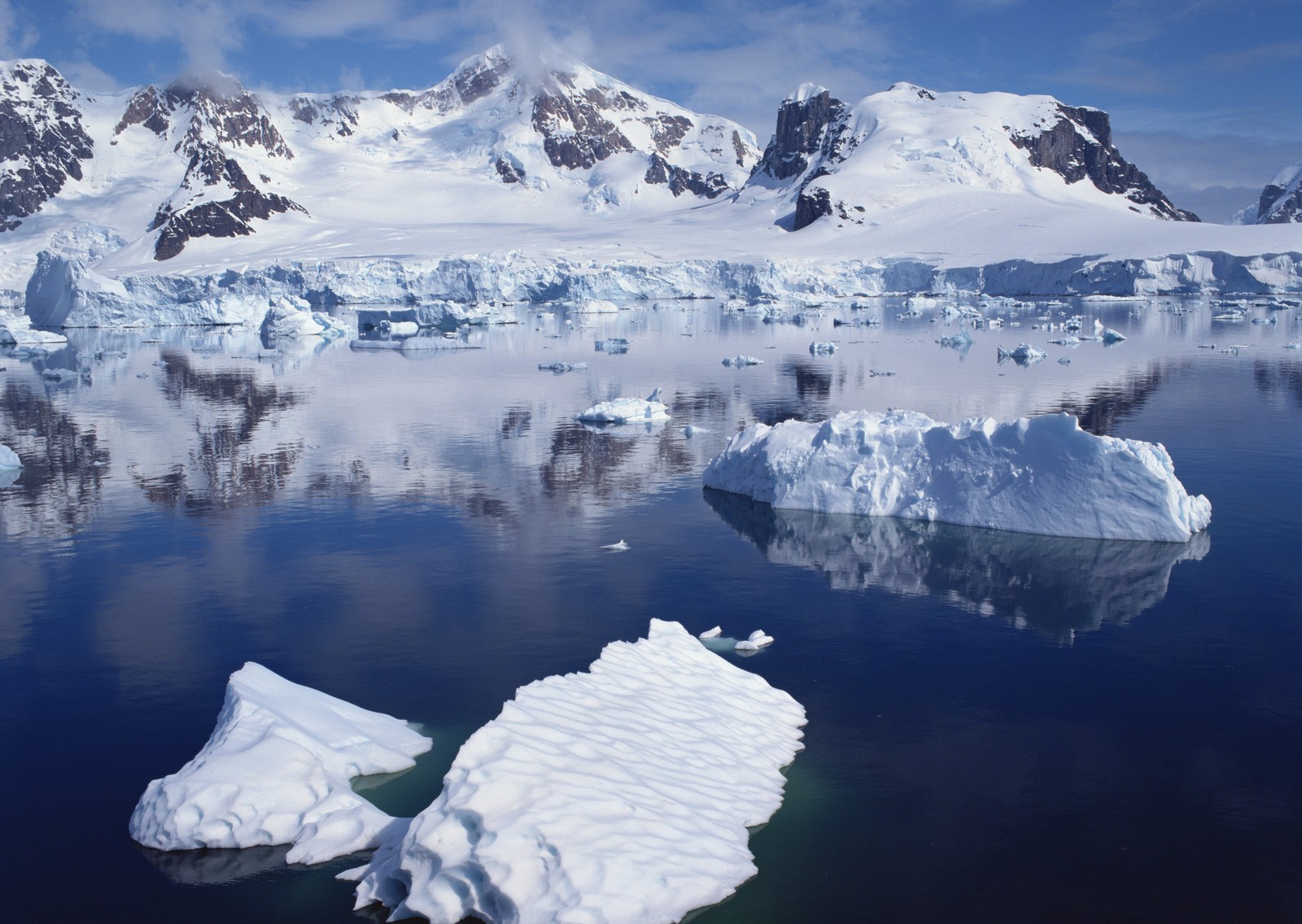 Las montañas están en el fondo (iceberg, glaciar, casquete polar, lago glaciar, hielo)