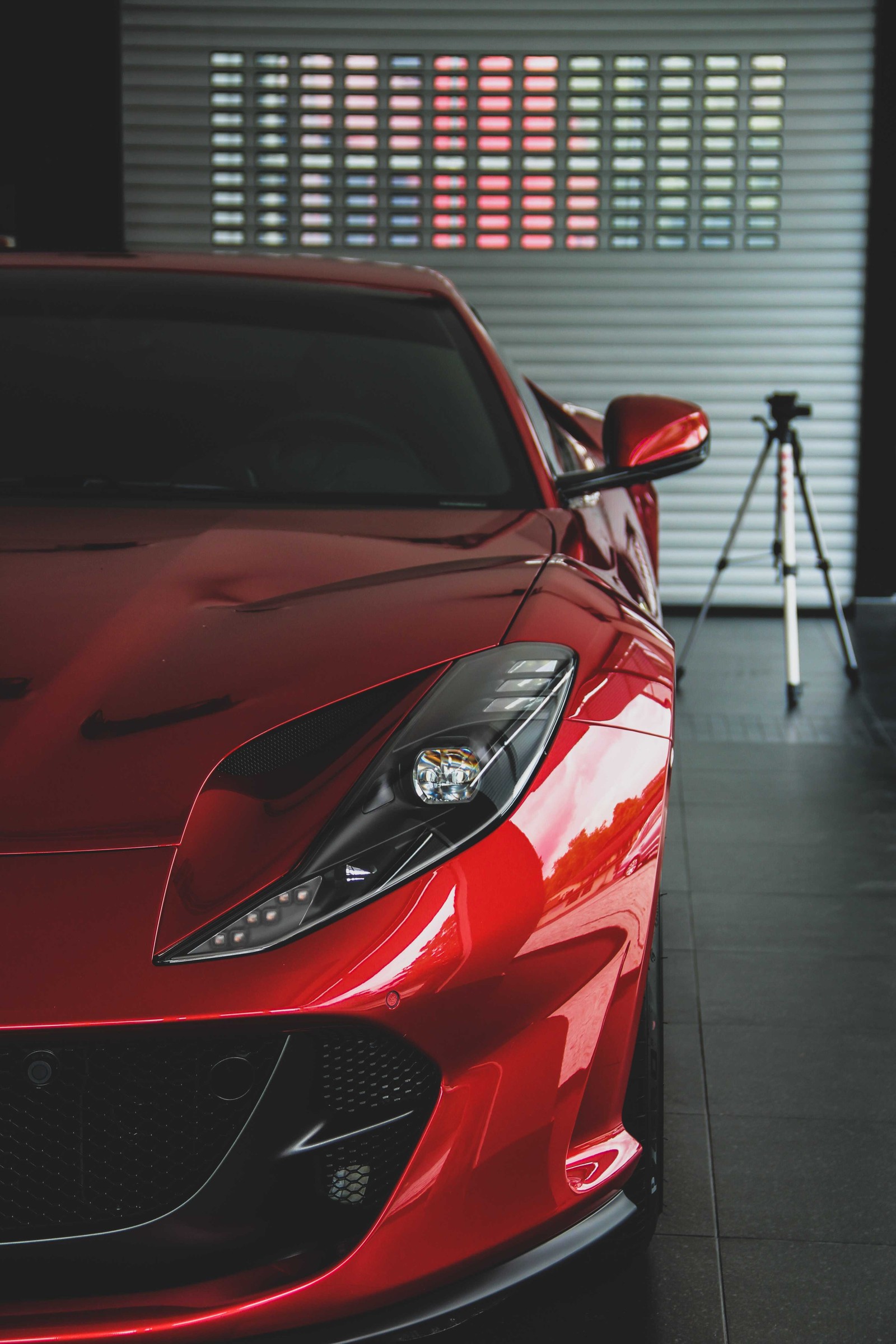 Un gros plan d'une voiture de sport rouge garée dans un garage (ferrari 458, voitures, voiture de sport, laferrari, supersportive)