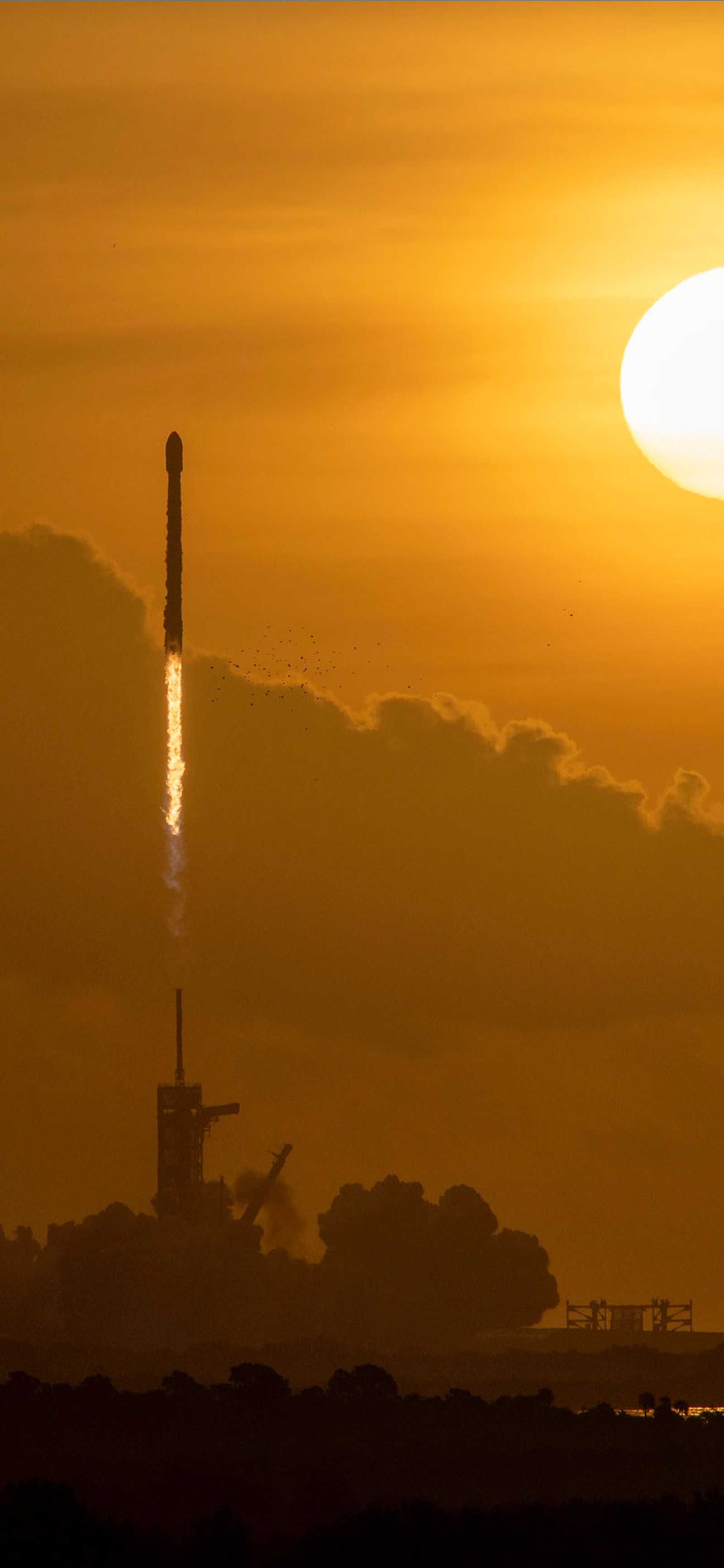 Vista de una gran torre con el sol de fondo. (spacex, estación espacial internacional, nave espacial, nasa, vuelo espacial)