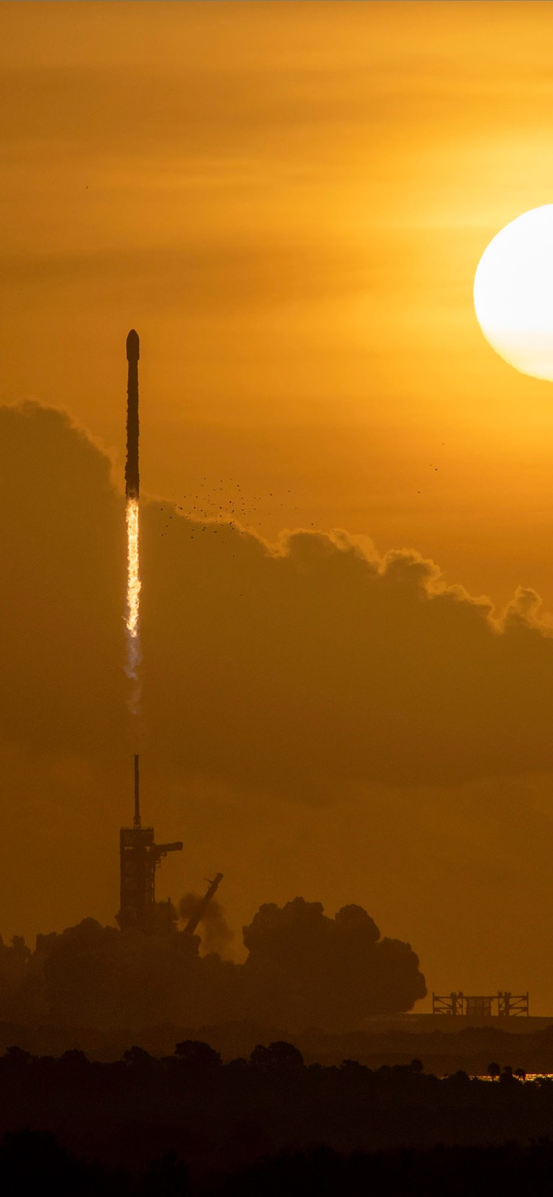 Вид на большую башню с солнцем на заднем плане. (спейс икс, spacex, международная космическая станция, космический корабль, nasa)