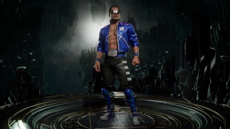 Un primer plano de una persona de pie sobre una superficie circular (johnny cage, mortal kombat 11, videojuego)