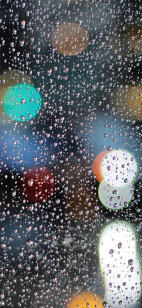 Bunte Bokeh durch regennasses Glas