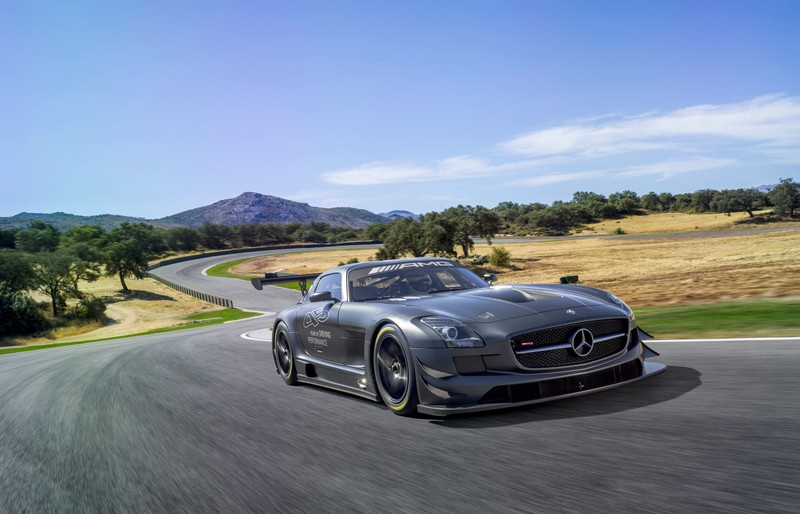 Mercedes sls amg roadster едет по дороге (mercedes benz sls amg gt3, машина, спортивный автомобиль, mercedes benz, суперкар)