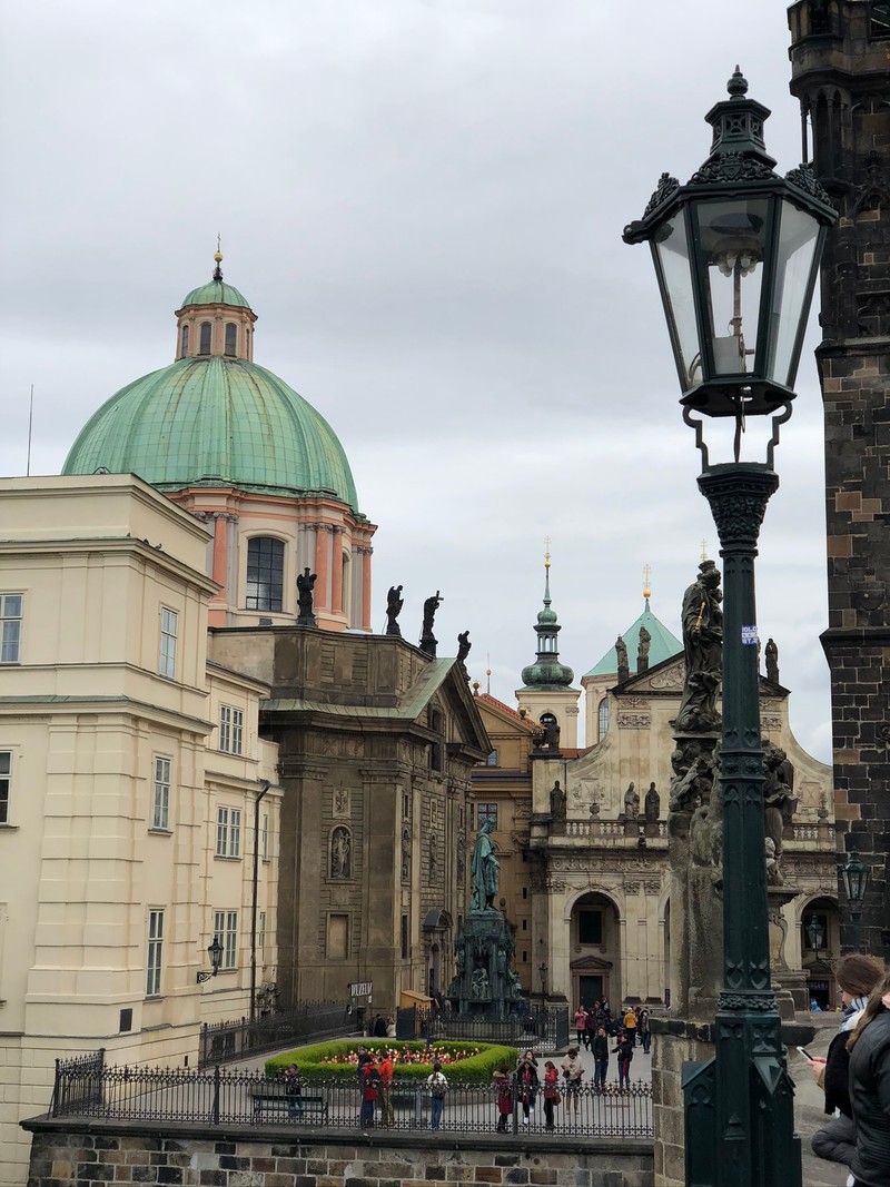 Большое здание с зеленым куполом на верху (карлов мост, charles bridge, купол, уличный фонарь, достопримечательность)