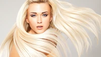 Atemberaubendes langes blondes gestuftes Haar mit makellosem Make-up