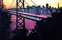 Pont de la baie d'Oakland au crépuscule : Un paysage urbain époustouflant de San Francisco dans les années 1990