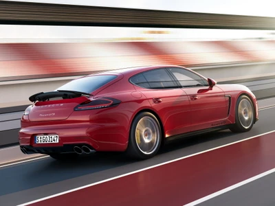 Porsche Panamera: Роскошный производительный семейный автомобиль в движении