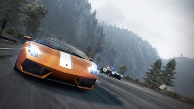 Poursuite à grande vitesse dans "Need for Speed: Hot Pursuit Remastered" avec une Lamborghini orange et une voiture de police en poursuite dans un paysage montagneux.