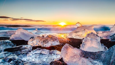 Amanecer sobre rocas cubiertas de hielo en el Océano Ártico