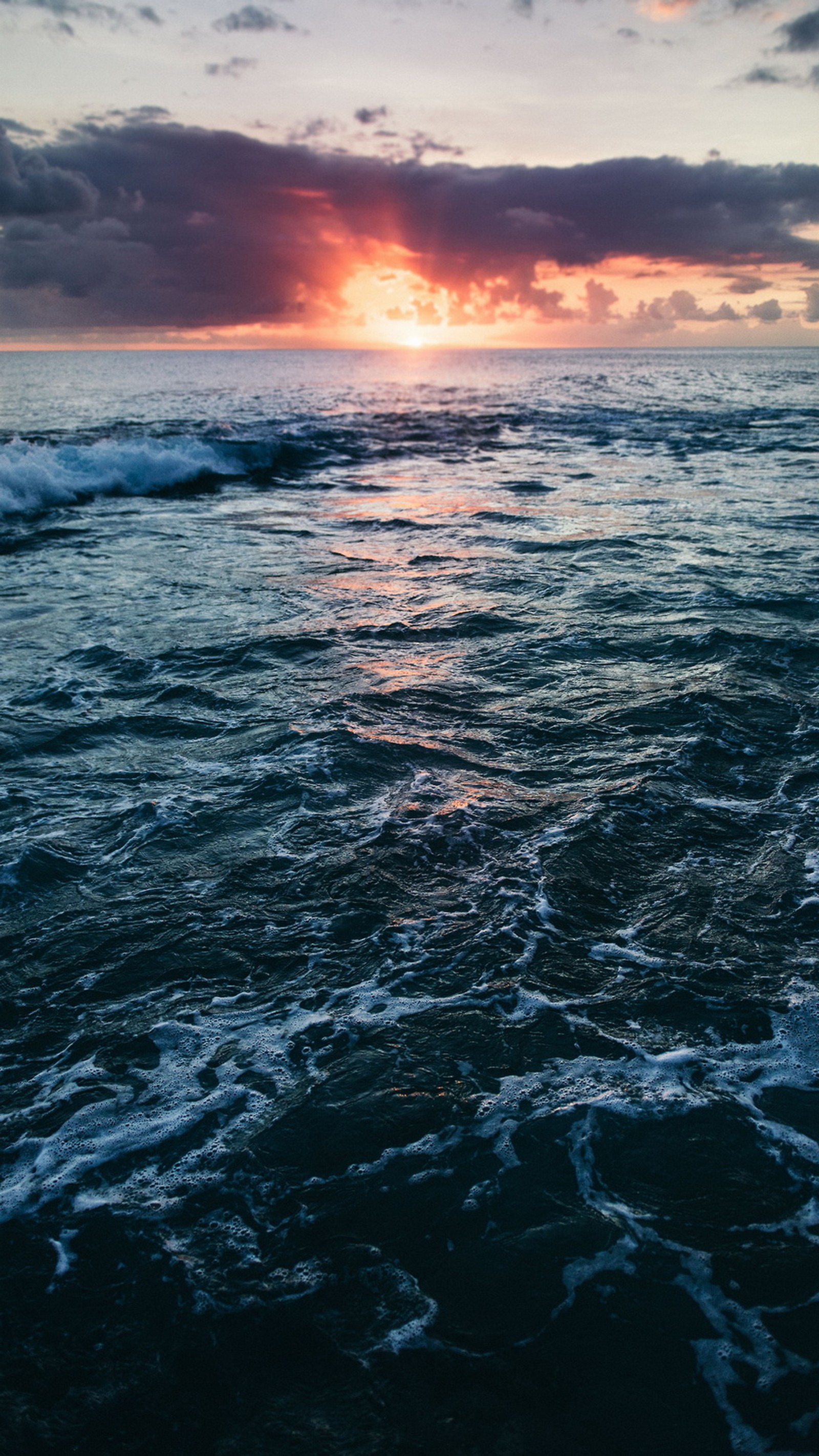 Vue aérienne d'un coucher de soleil sur l'océan avec des vagues. (mer, eau, océan, nuage, ressources en eau)