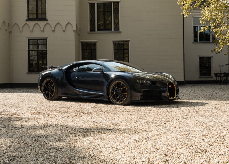 Близкий план черного автомобиля bugatti, припаркованного перед зданием (бугатти шион лебе, bugatti chiron lebe, гиперкары, 2022, 5k)