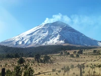 Stratovolcan majestueux entouré de wilderness de haute montagne