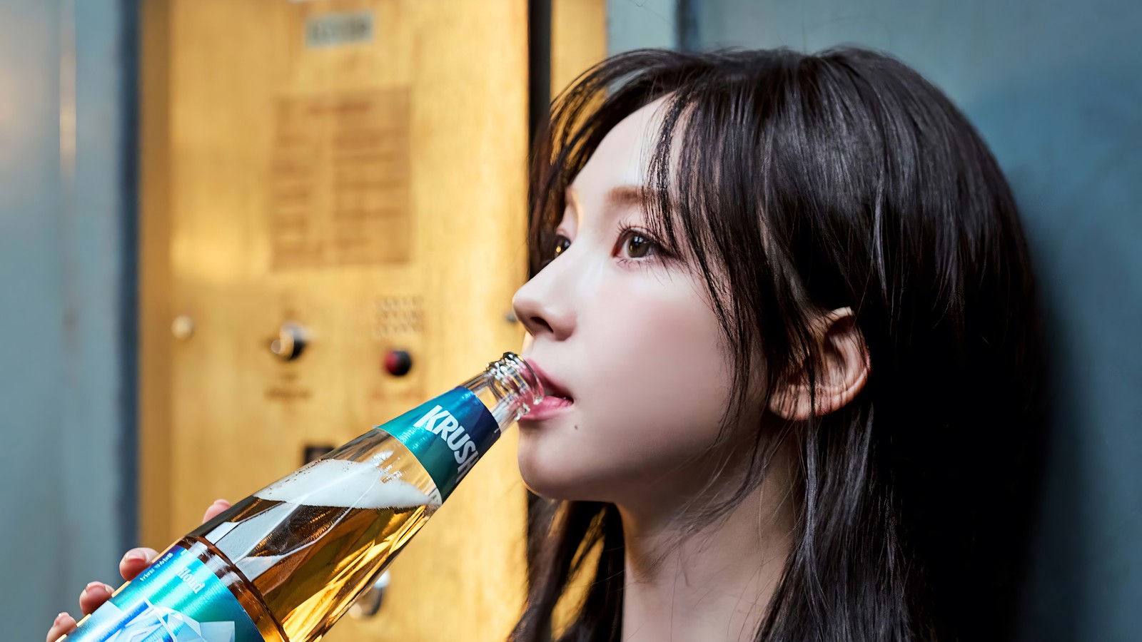 Une femme qui boit de la bière dans une bouteille (karina, krush, aespa, kpop, k pop)