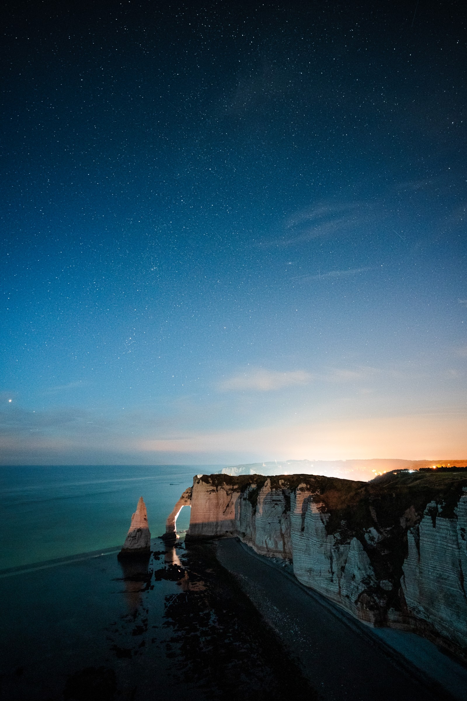 Céu noturno com estrelas sobre o oceano e um penhasco (terra, natureza, água, atmosfera, paisagem natural)