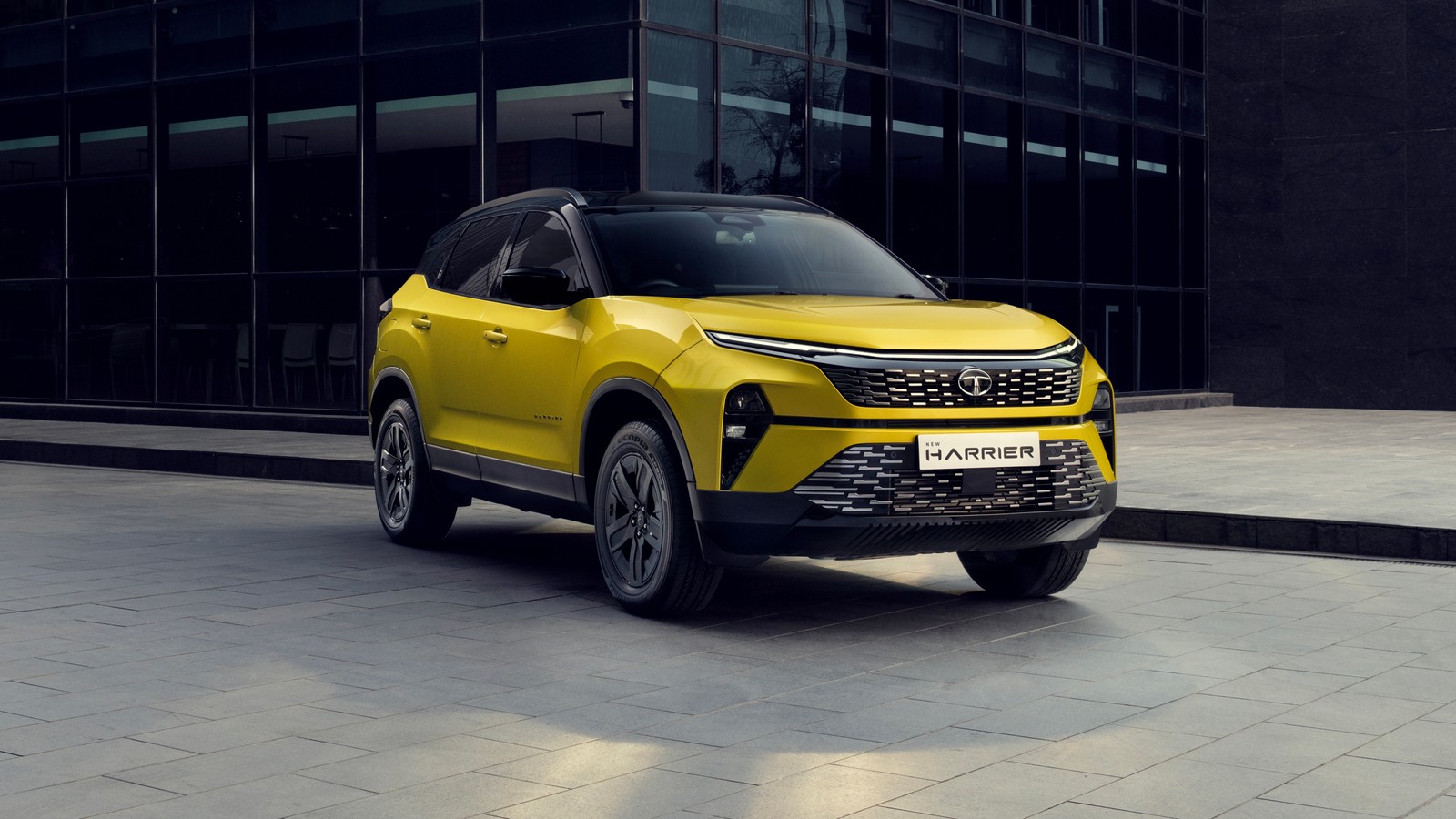 Un suv amarillo está estacionado en una calle de la ciudad al lado de un edificio alto (tata harrier, 5k, coches, fondo de pantalla 4k)