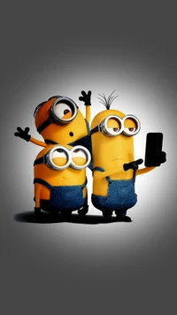 Drei verspielte Minions posieren für ein Selfie und zeigen ihre schelmischen Persönlichkeiten.