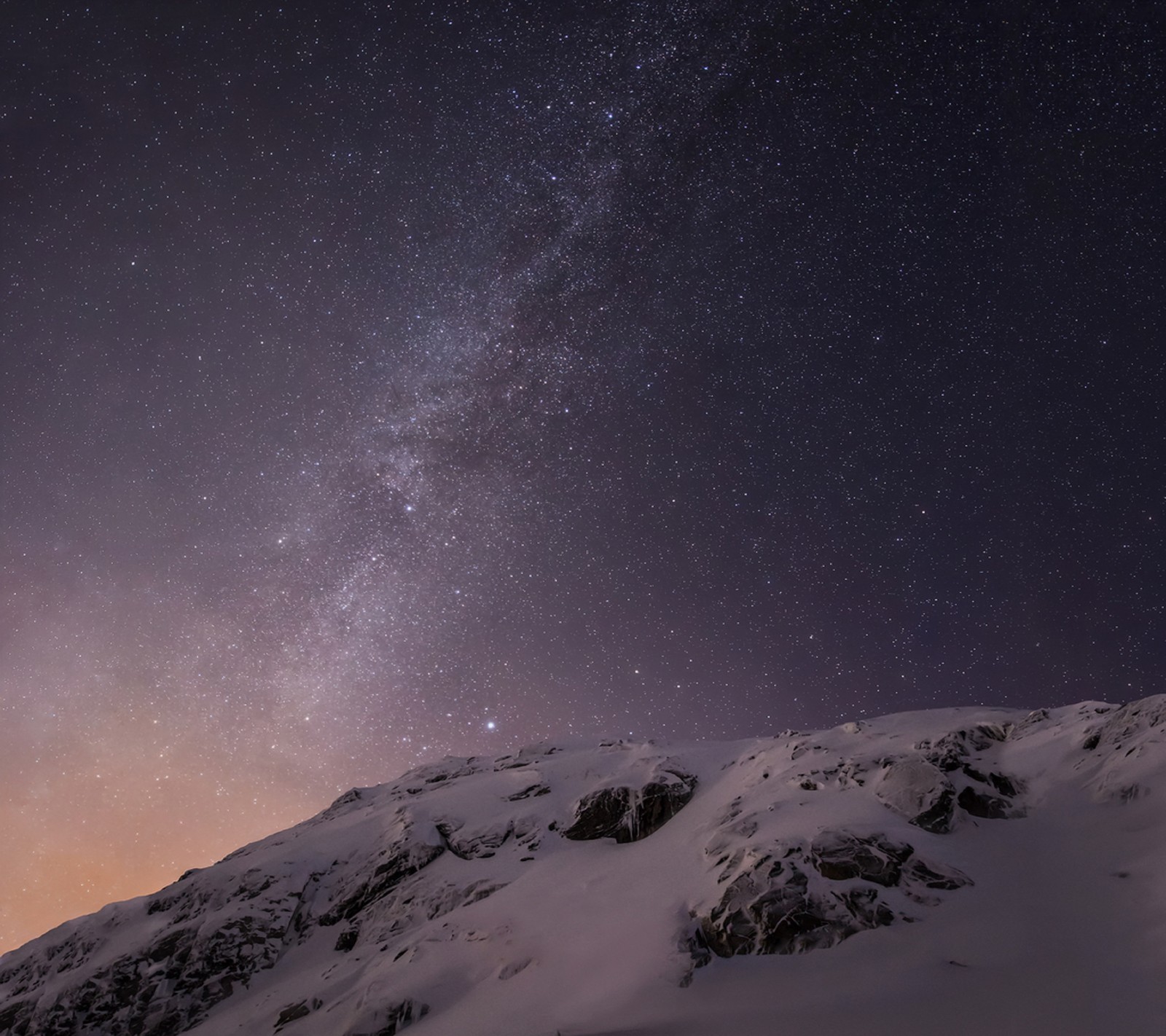 Sternklarer himmel über einem schneebedeckten berg mit einigen schneebedeckten steinen (android, apfel, g3, galaxie, google)