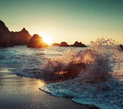 Vagues de coucher de soleil s'écrasant sur la côte rocheuse