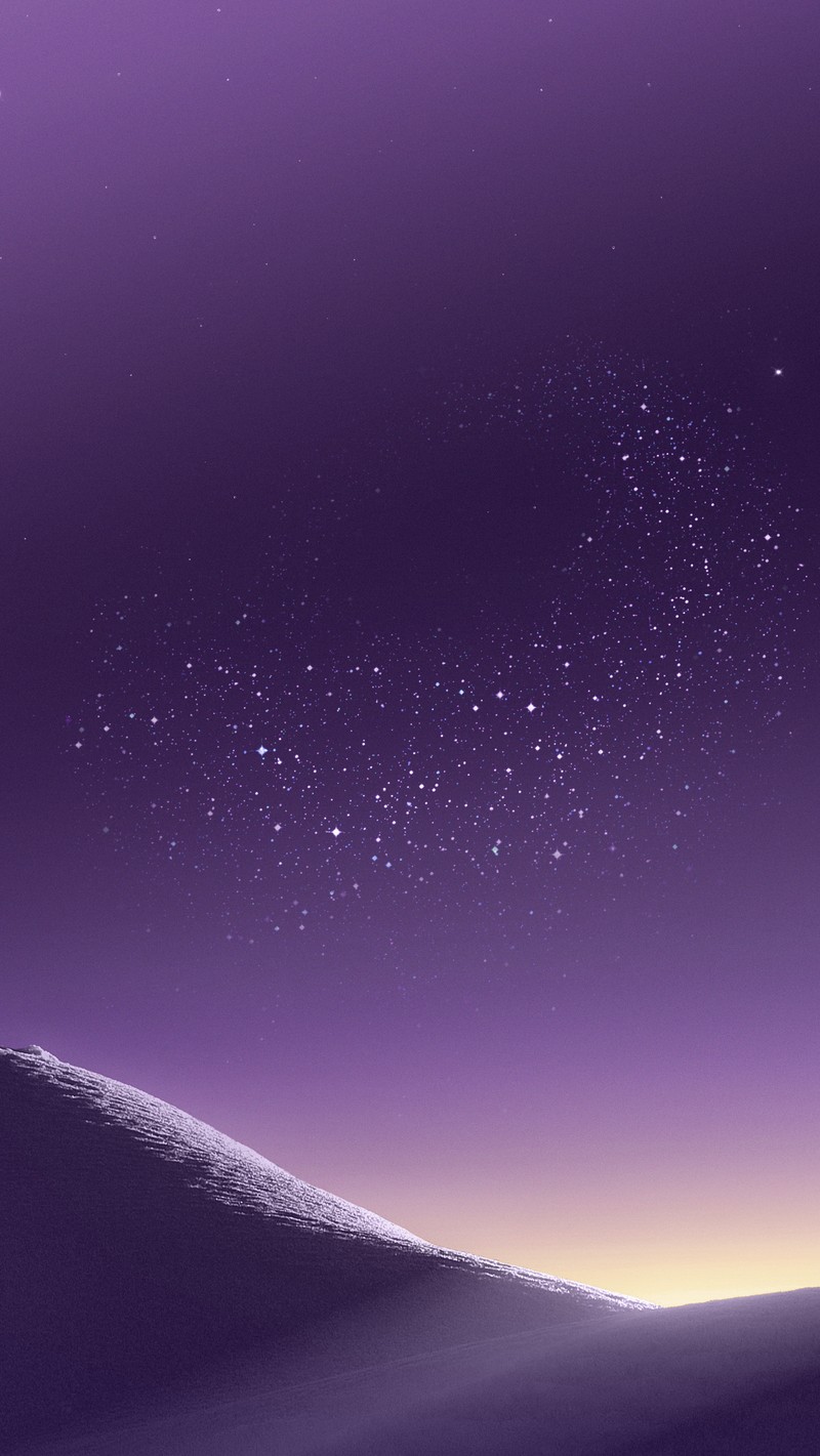 Céu roxo com estrelas e colinas cobertas de neve em primeiro plano (poeira, roxo)