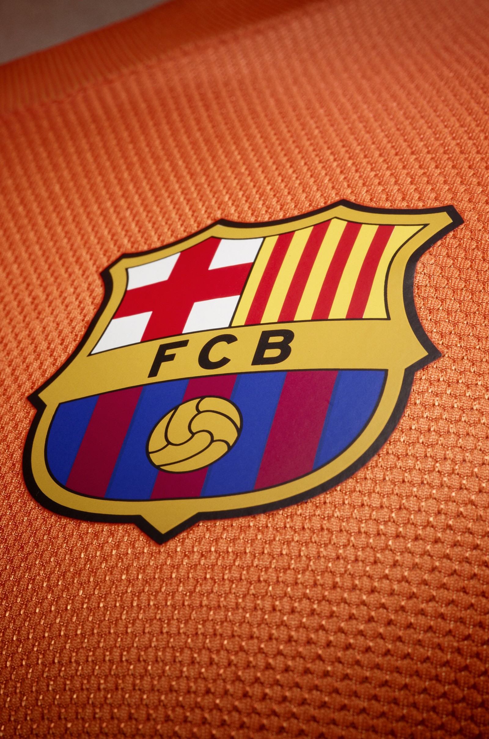 Un gros plan d'un ballon de football avec l'emblème de barcelone dessus (barcelone, barcelona, nike, t shirt 1213)