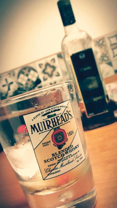 Whisky escocês misto Muirhead com gelo