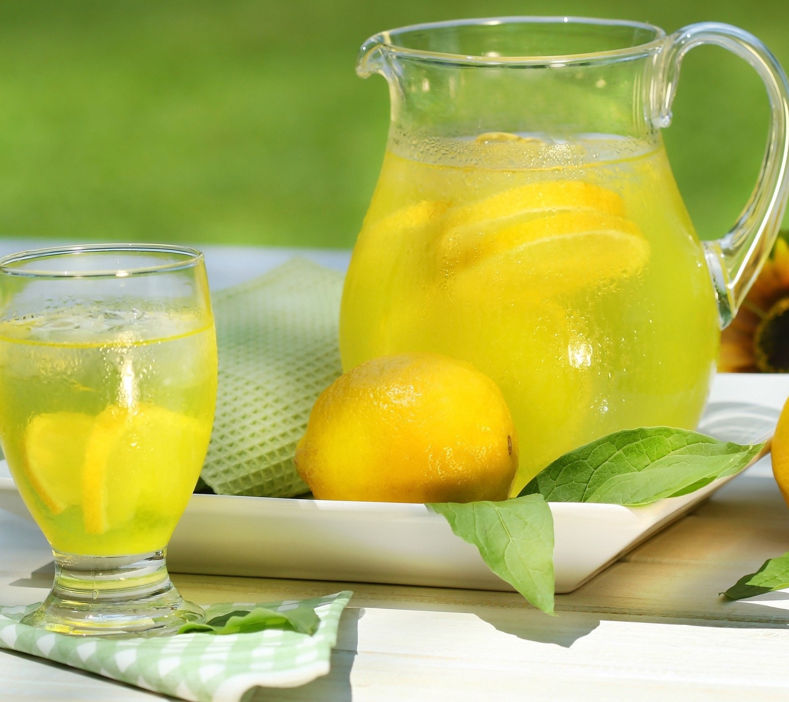 Une carafe de limonade et deux verres de limonade (jus, citronnade, autre)