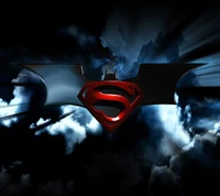 Fusión icónica del logo de Batman y Superman contra un dramático fondo de nubes.