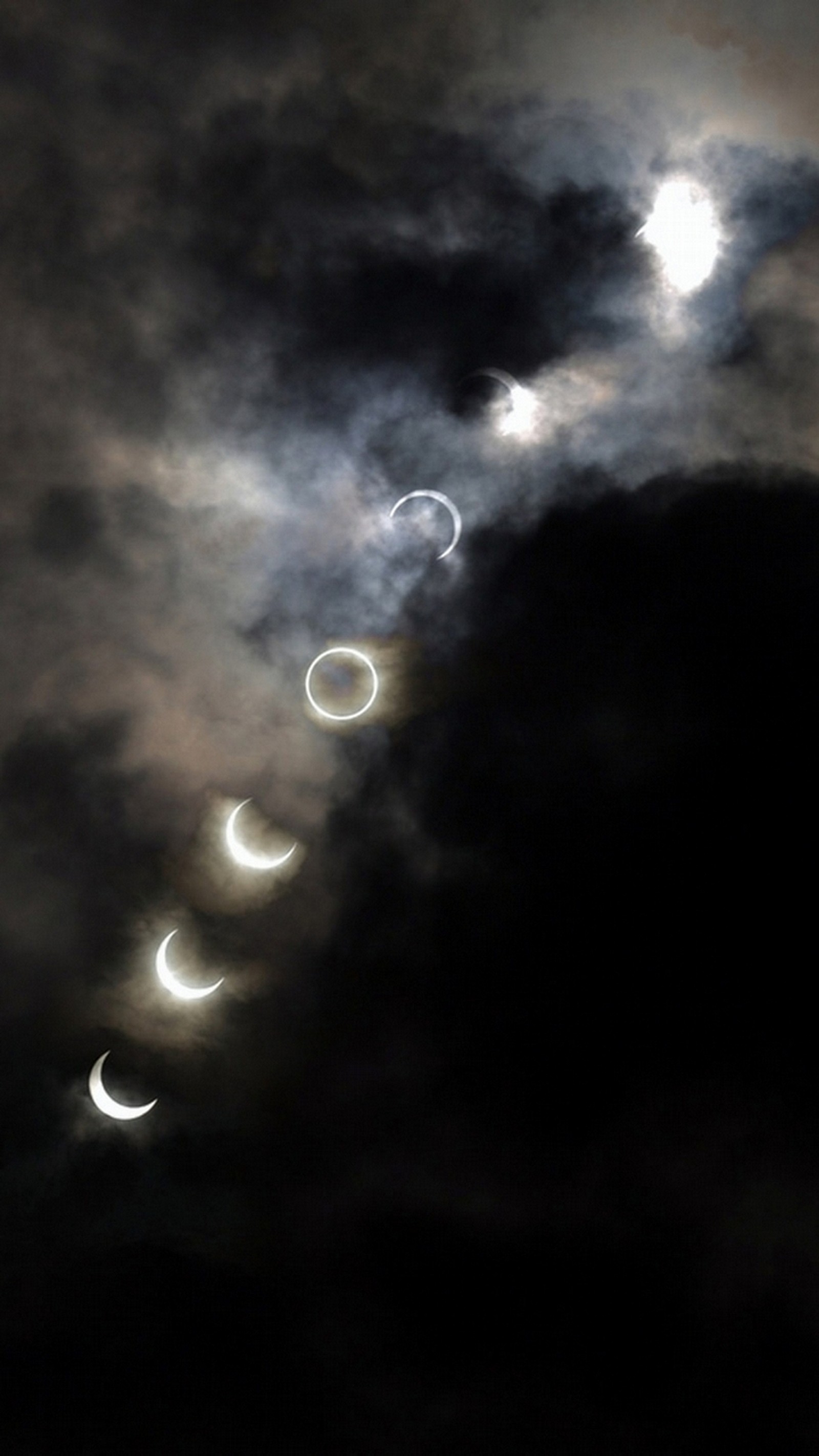 Un gros plan d'une éclipse solaire partielle avec un nuage en arrière-plan (nuages, lune, nature, nuit, ciel)