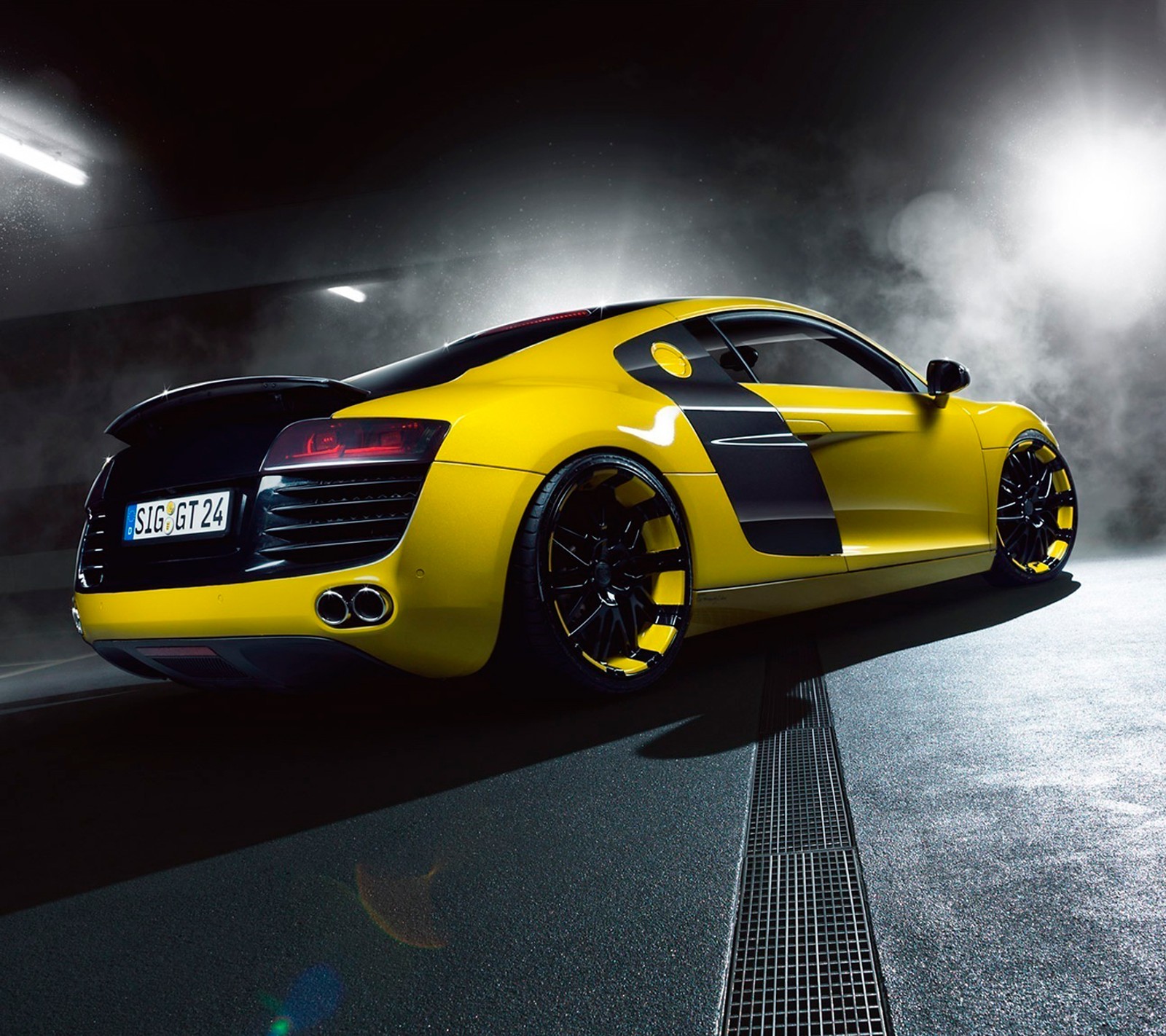 Un gros plan d'une voiture de sport jaune dans une pièce sombre (audi r8, noir, route, jaune)