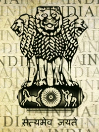 Wappen Indiens mit dem Motto "Satyameva Jayate" und Hintergrundtext