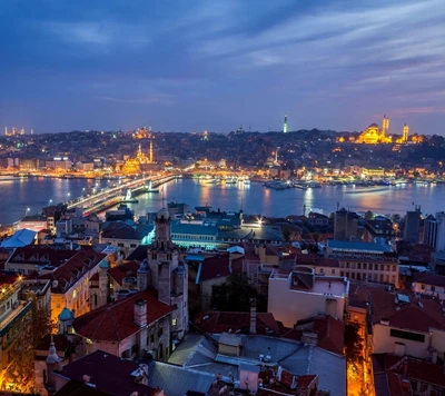 Vista noturna da Ponte de Galata e do horizonte iluminado de Istambul