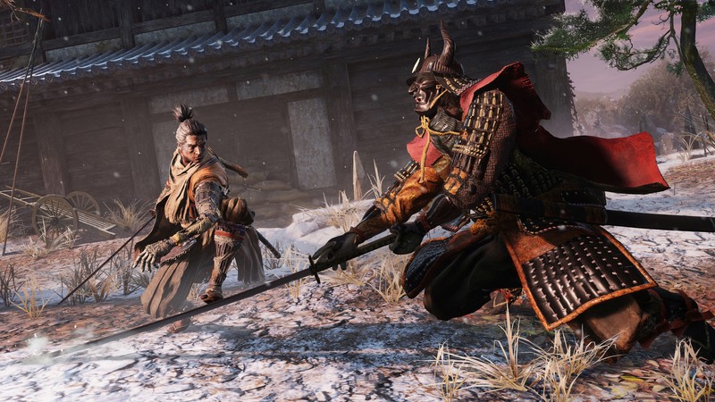 Пара мужчин в доспехах сражаются в снегу (sekiro shadows die twice, видеоигра)