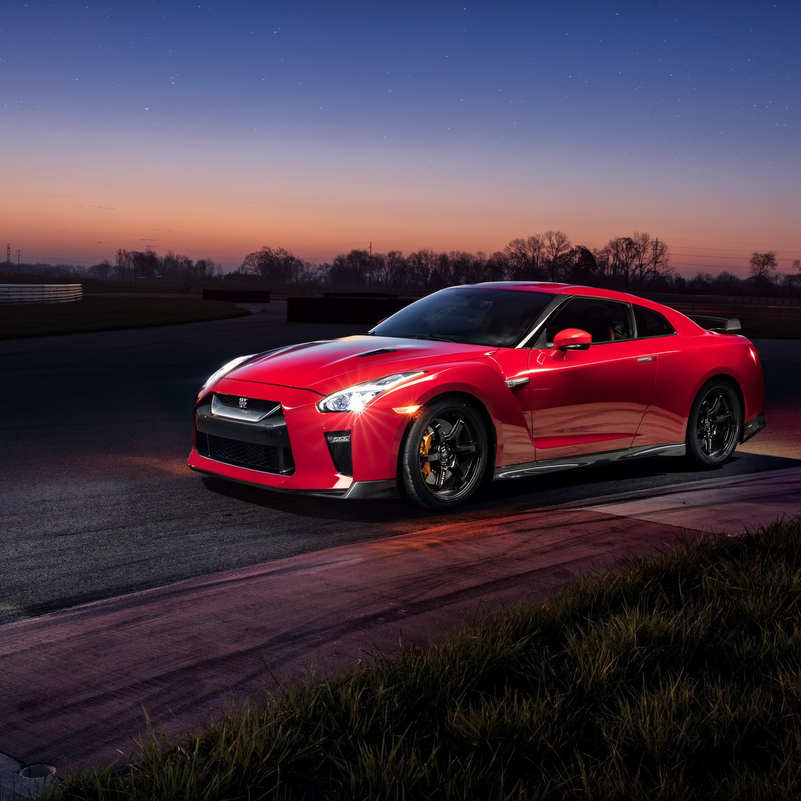 Um carro esportivo vermelho dirigindo na estrada à noite (carro, carro esportivo, supercarro, golpe, nissan skyline gt r)