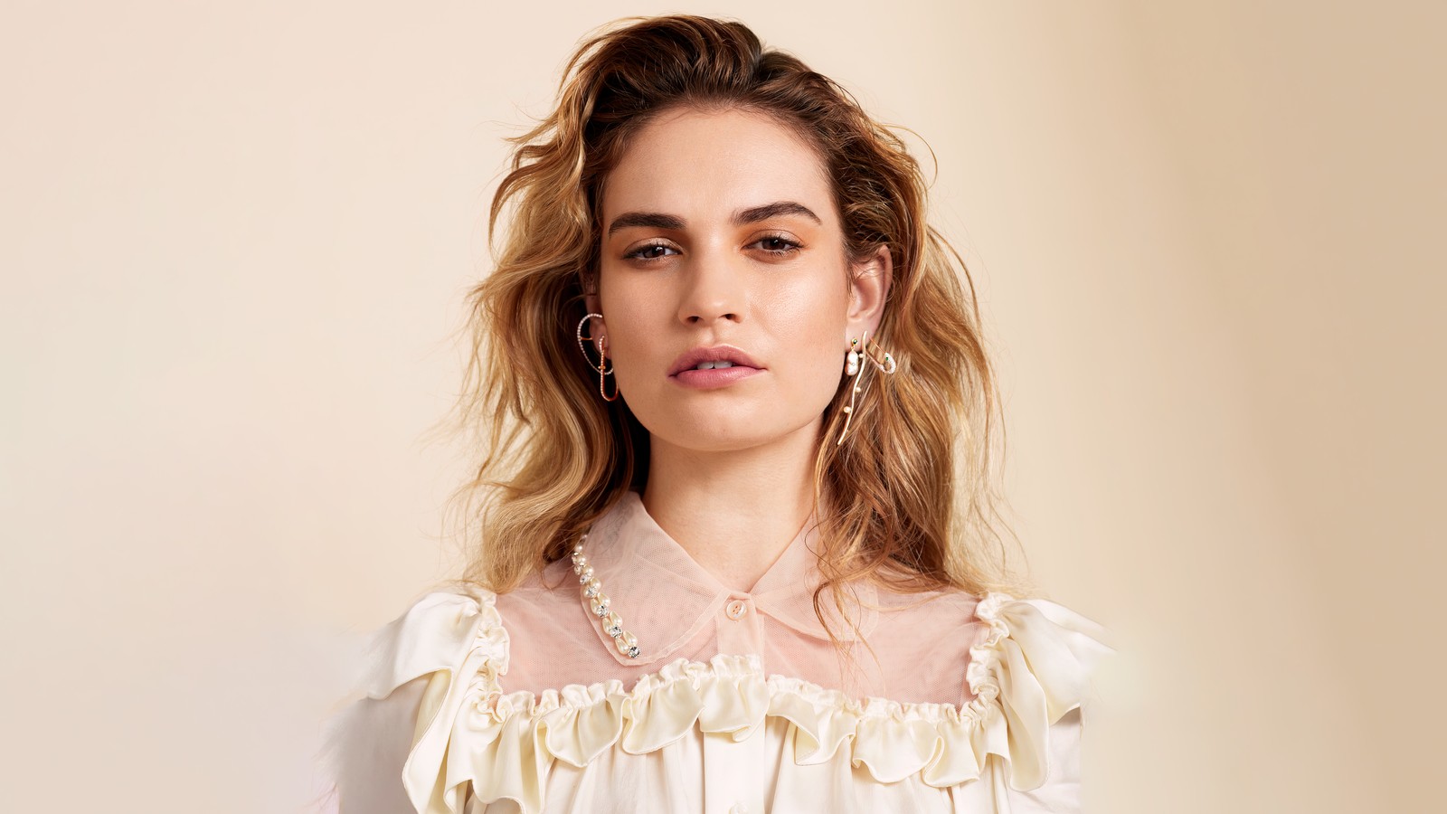 Une femme avec de longs cheveux portant une blouse blanche et des boucles d'oreilles (lily james, allure, séance photo de couverture, 5k, 8k)