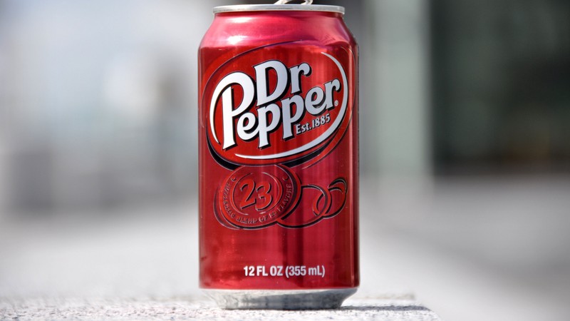 Крупный план банки соды dr pepper на столе (газированный напиток, бутылка, банка напитка, напиток, алюминиевая банка)