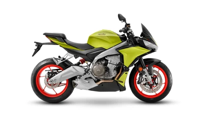 2021 Aprilia Tuono 660 в ярком желтом цвете с яркими красными акцентами на белом фоне