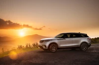 2020 Range Rover Velar R-Dynamic: Um SUV luxuoso contra um fundo de pôr do sol