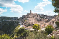 Historische Stadtansicht von Matera mit malerischer Landschaft und dramatischen Wolken