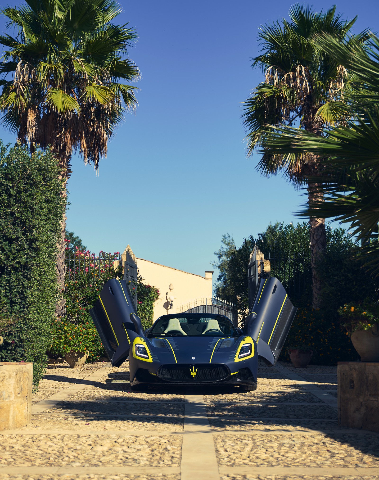 Une voiture de sport arabe garée devant une maison avec des palmiers (maserati mc20 cielo fuoriserie, super voitures de sport, 2023, voitures, fond décran 4k)